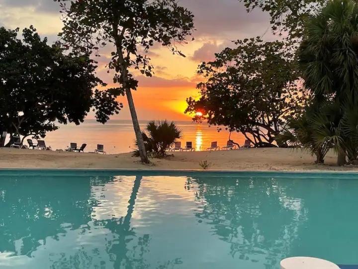 Irie Vibes Ocean View Villa Негрил Екстериор снимка